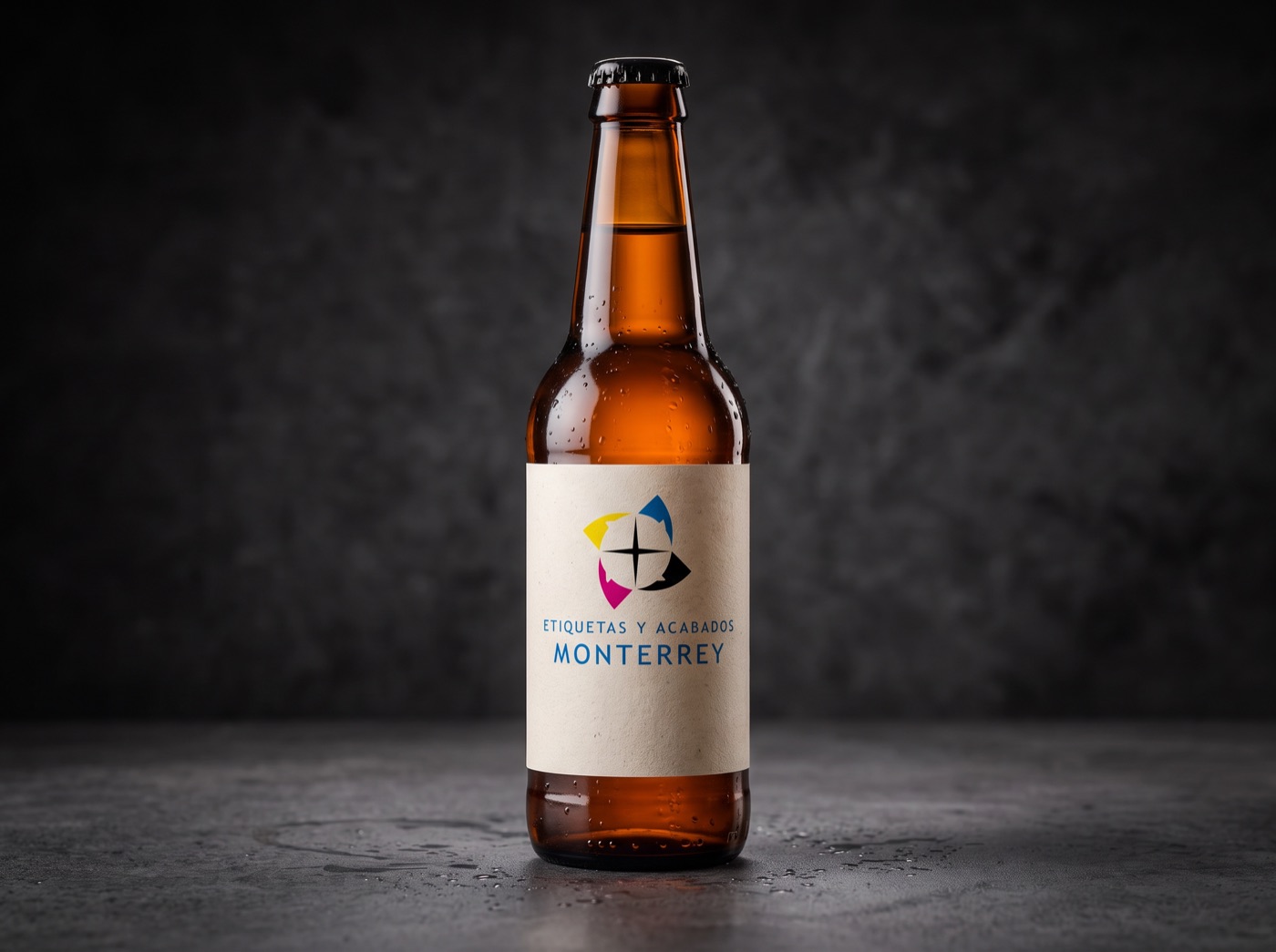 Botella de cerveza artesanal con etiqueta de Etiquetas y Acabados Monterrey