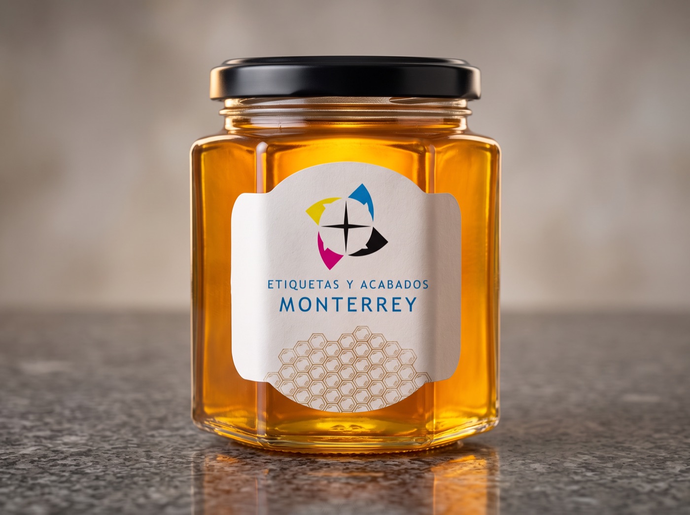 Frasco de miel con etiqueta de Etiquetas y Acabados Monterrey